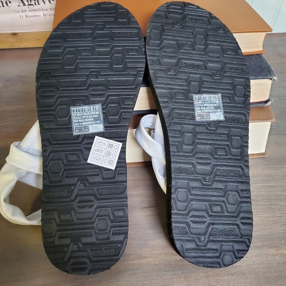 Skechers Yoga Foam Sandal Rubber Cushion White Silver T Strap womens sz 8 - Picture 4 of 11